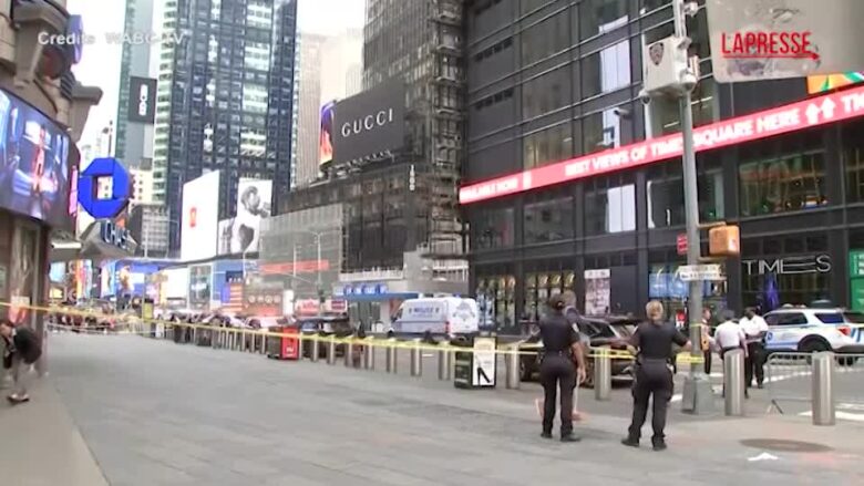 New York, donna accoltella due persone a Times Square: la polizia sul luogo dell'agguato