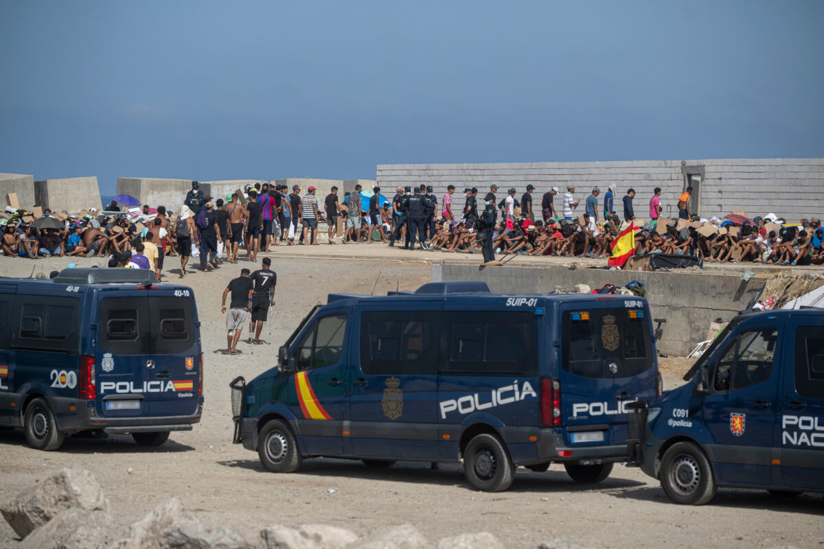 Migranti, l’Italia proroga lo stop a Schengen con la Spagna per 15 giorni. Madrid reagisce Migranti, l’Italia proroga lo stop a Schengen con la Spagna per 15 giorni. Madrid reagisce