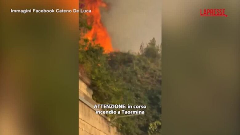 Incendio a Taormina, le fiamme a ridosso delle case: il video del sindaco De Luca