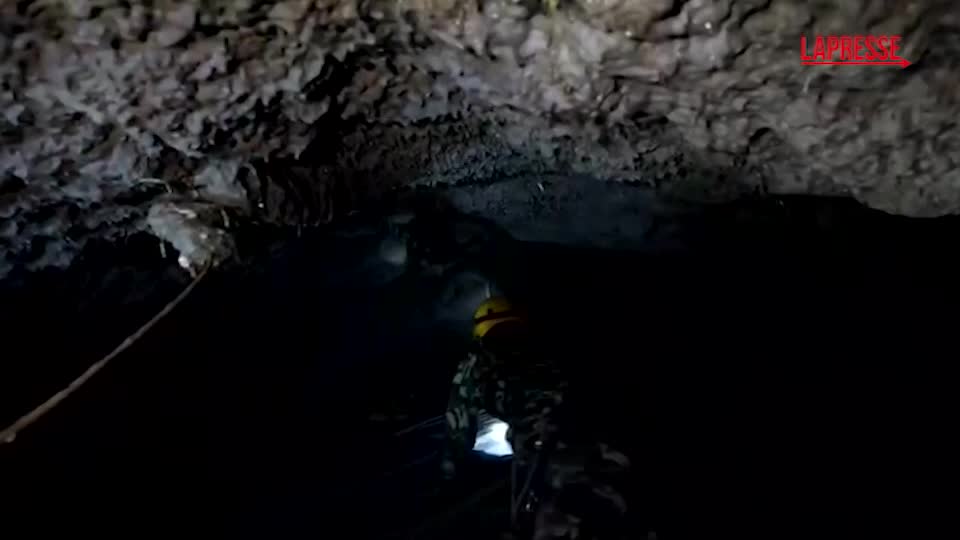 nepal i soccorritori nei tunnel della centrale idroelettrica sepolta dal fango da Lapresse.it nepal i soccorritori nei tunnel della centrale idroelettrica sepolta dal fango