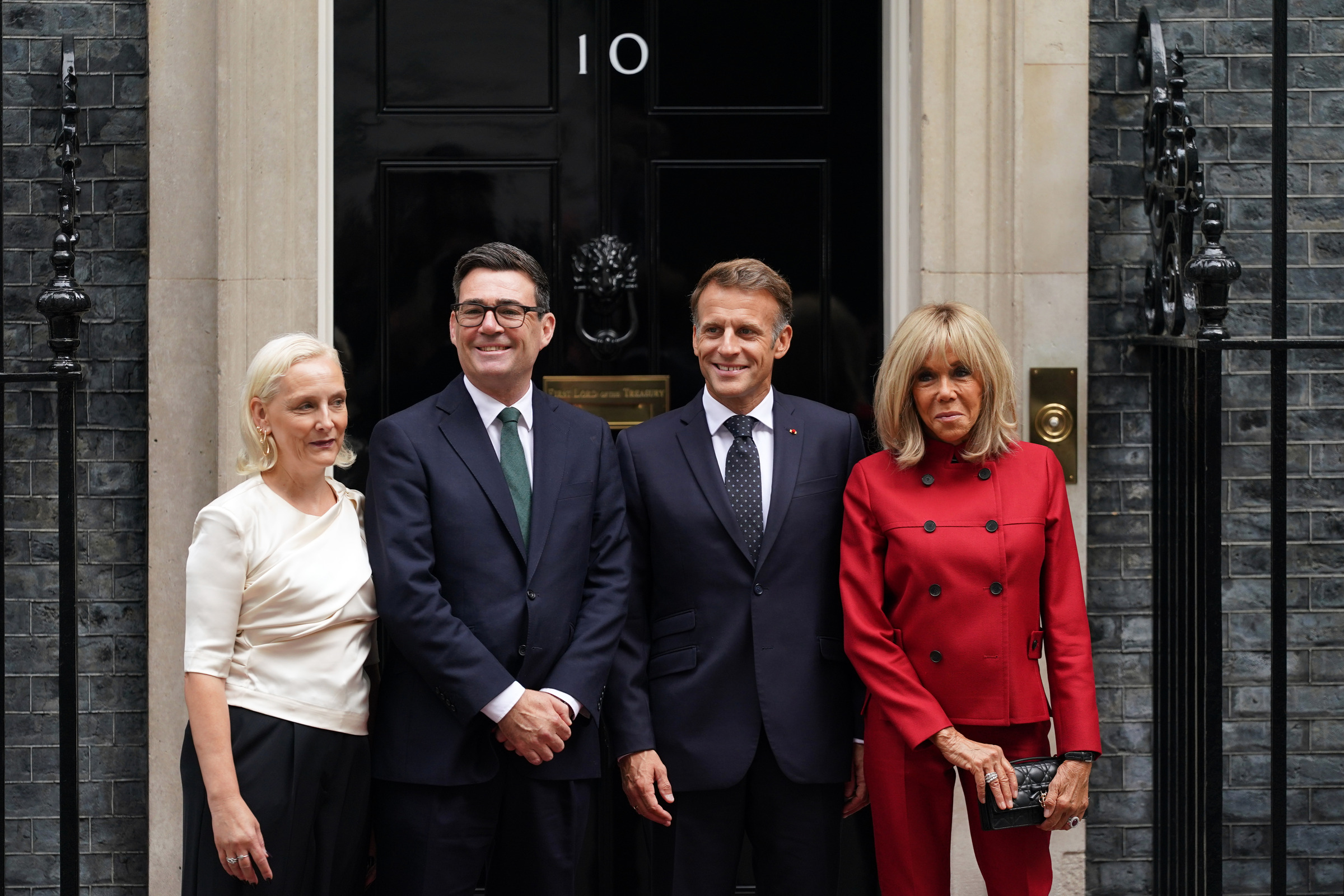Macron a Londra: le foto del presidente francese con la moglie Brigitte al numer