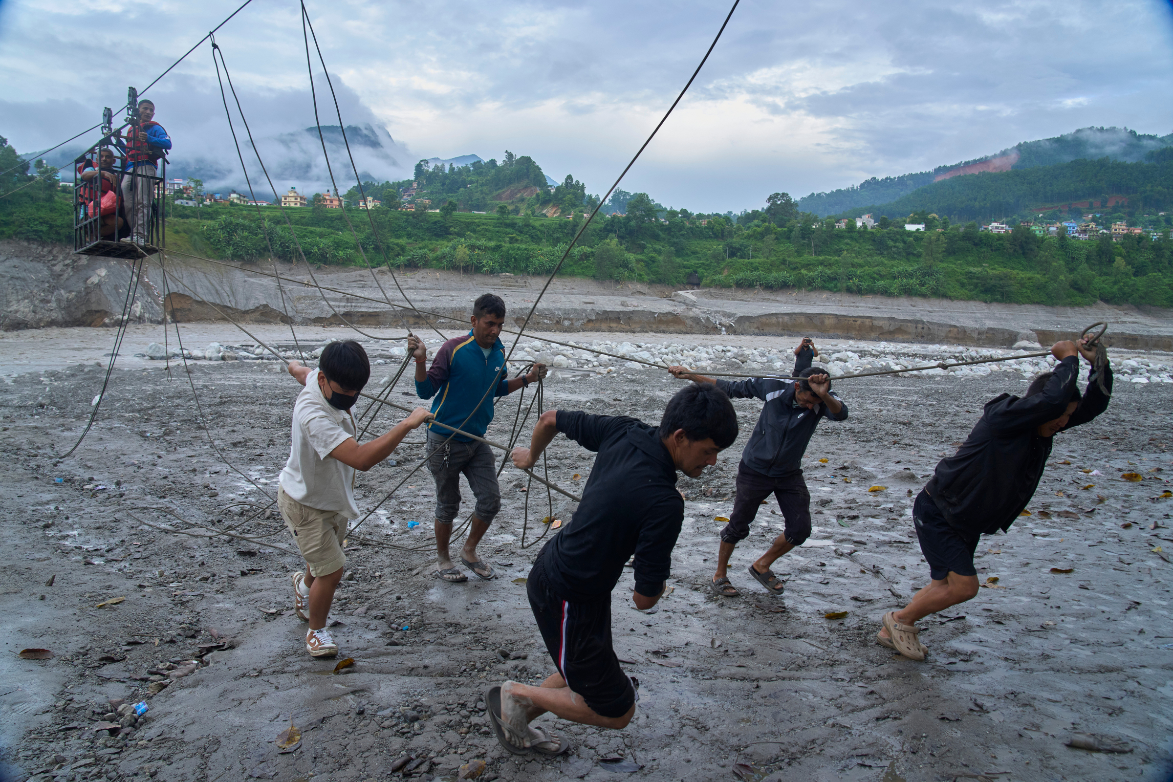 Nepal, zipline manuali per attraversare il fiume Trishuli a Bidur. Le foto