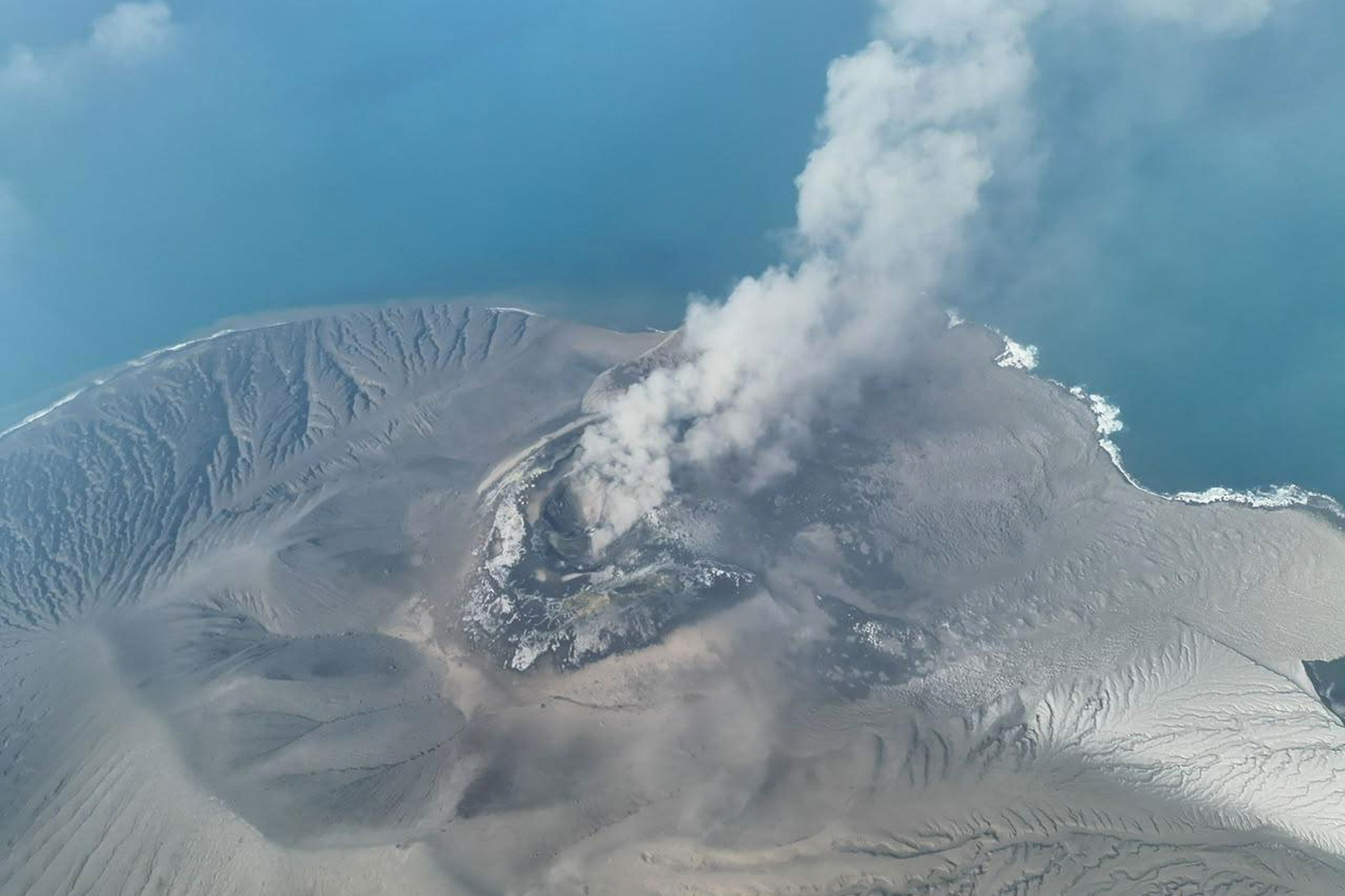 Indonesia, l’eruzione del vulcano Anak Krakatau nello Stretto della Sonda. Le fo