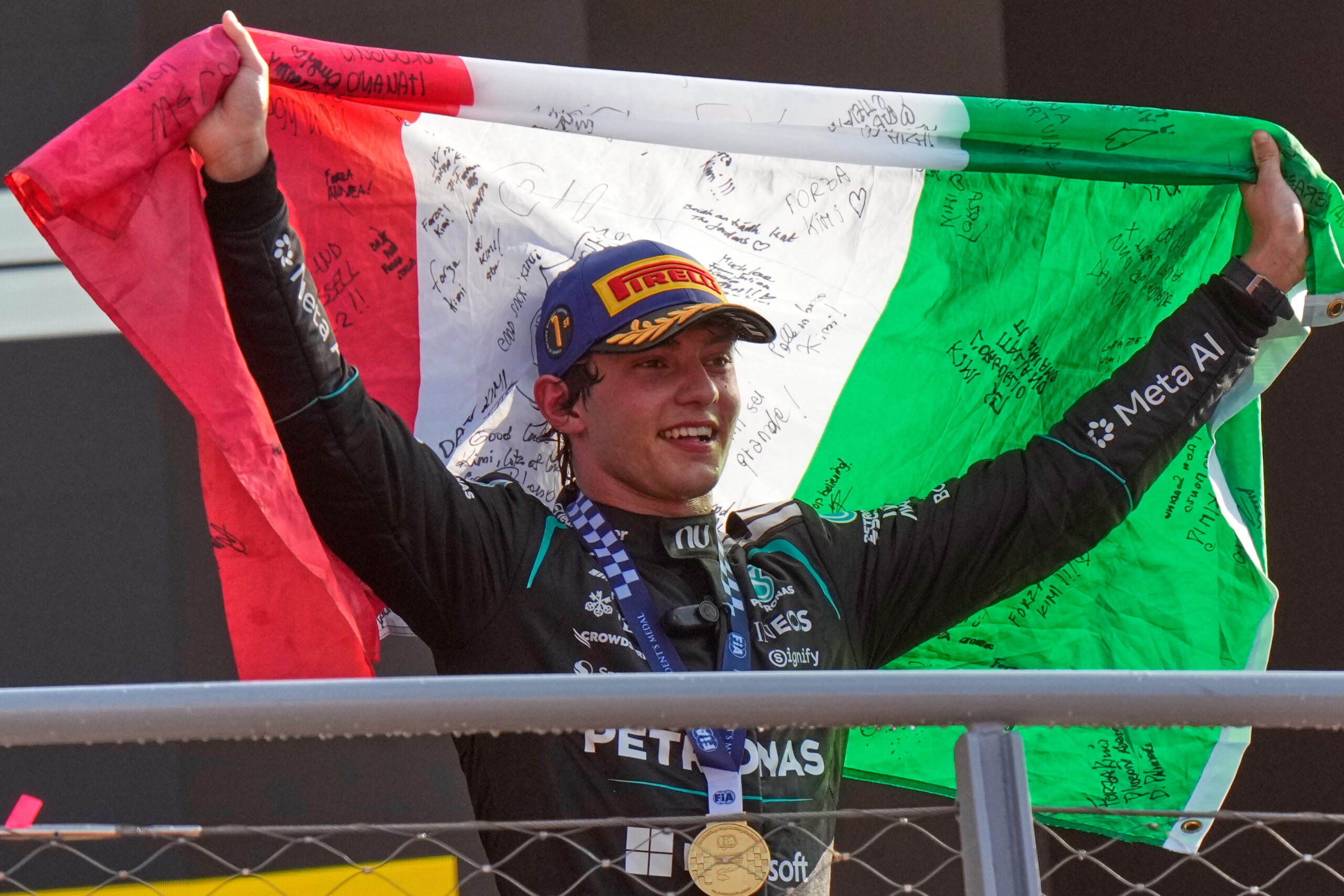 Kimi Antonelli trionfa a Monza, è il primo italiano a vincere dopo 60 anni
