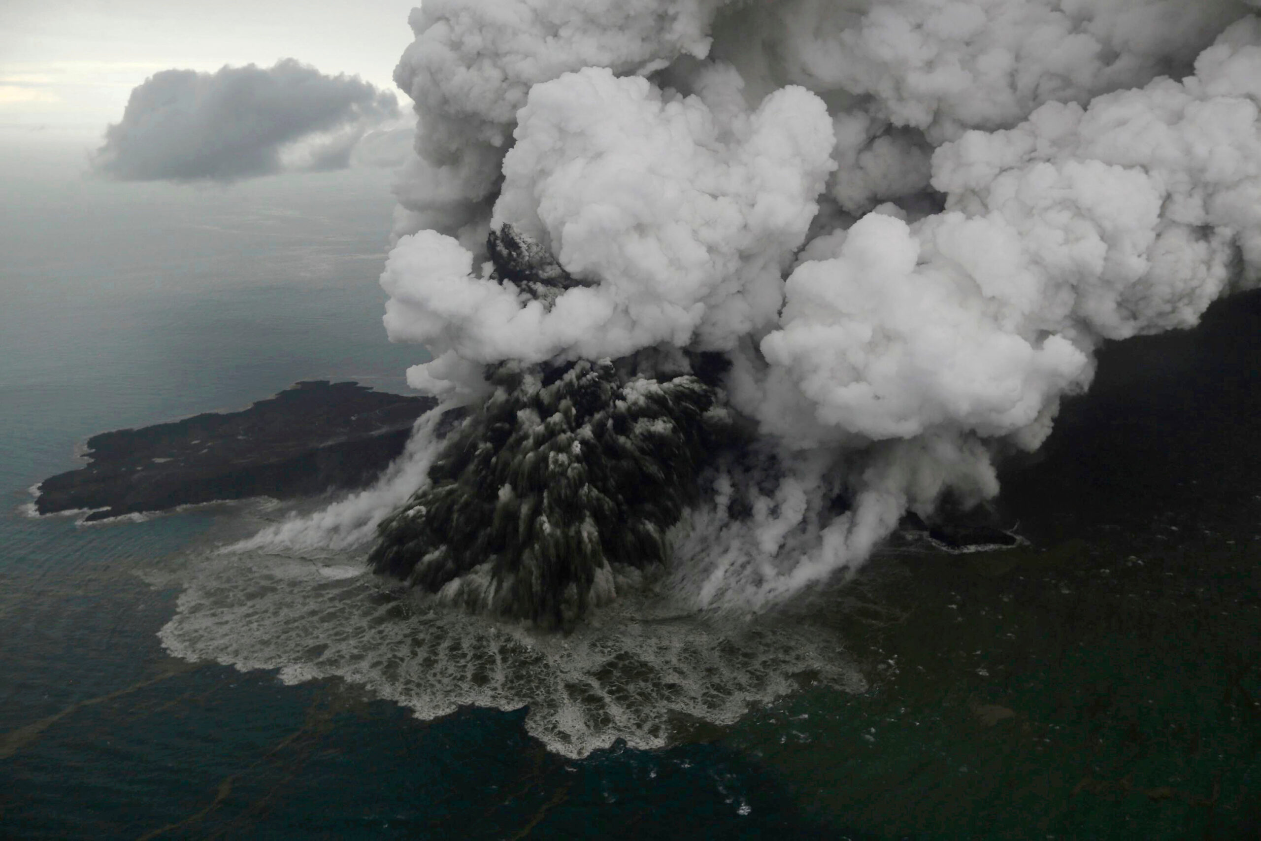 Krakatoa, in Indonesia l’eruzione del vulcano tra Giava e Sumatra: voli cancella