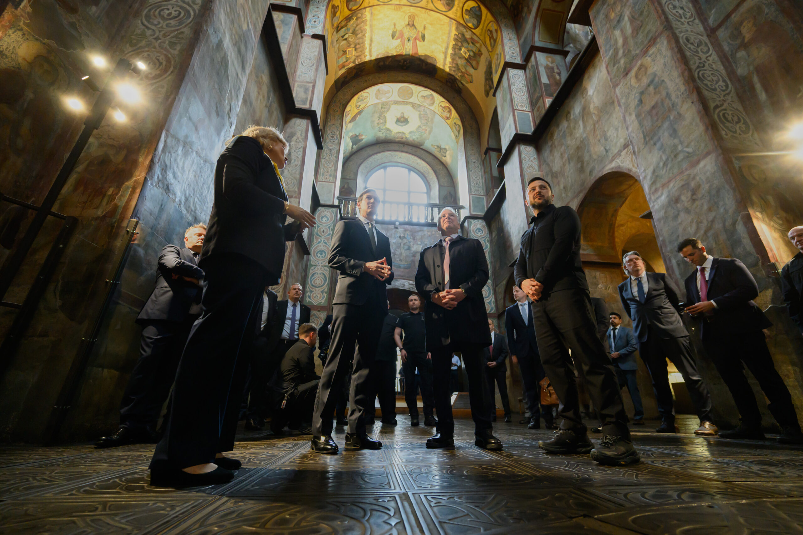 Ucraina, iniziati i colloqui tra Zelensky, Witkoff e Kushner. La Casa Bianca: “D