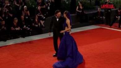 Mostra del Cinema di Venezia, baci e sguardi d'intesa tra Nicola Peltz e Brooklyn Beckham