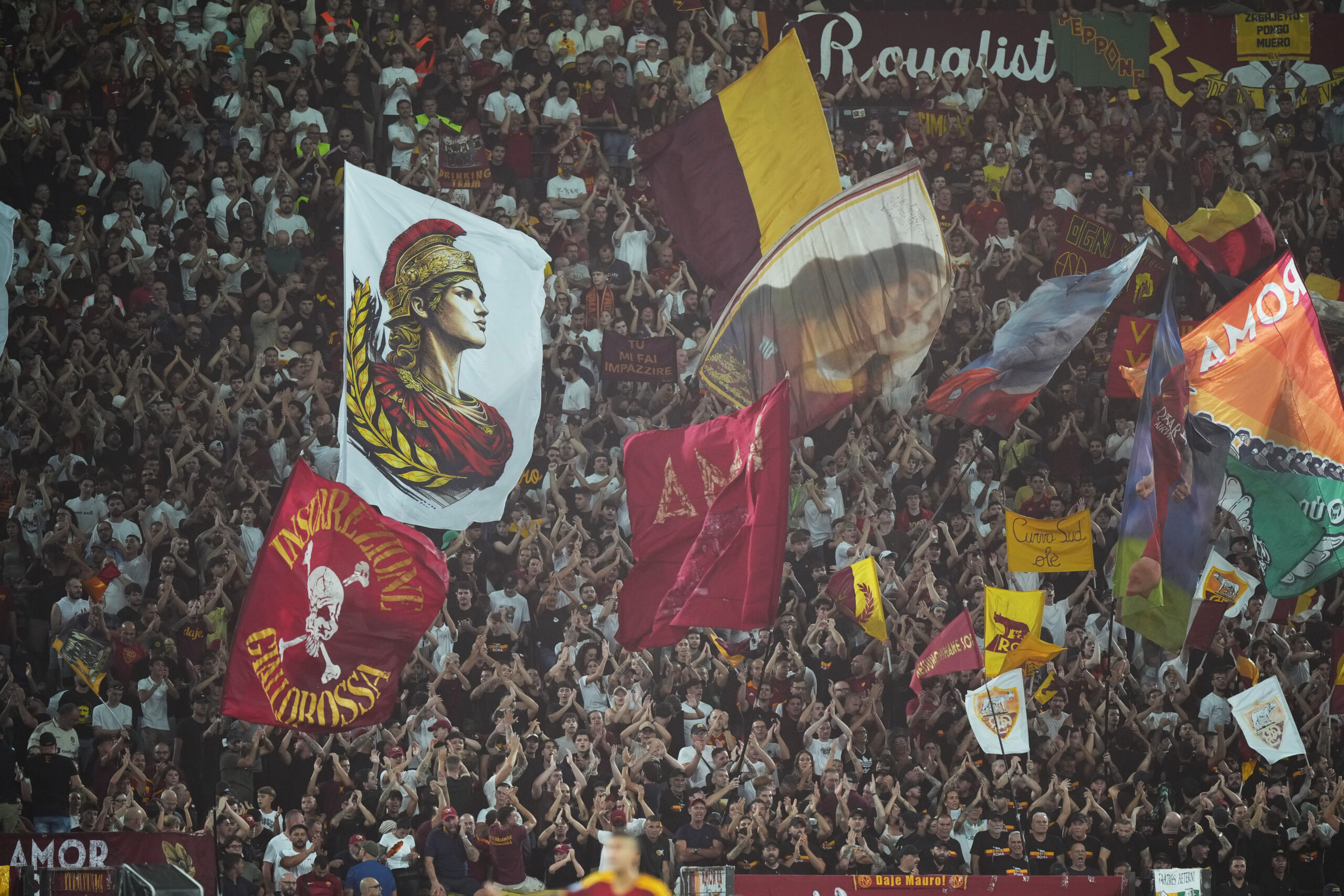 Saluto romano in Curva Sud, identificati 14 tifosi della Roma