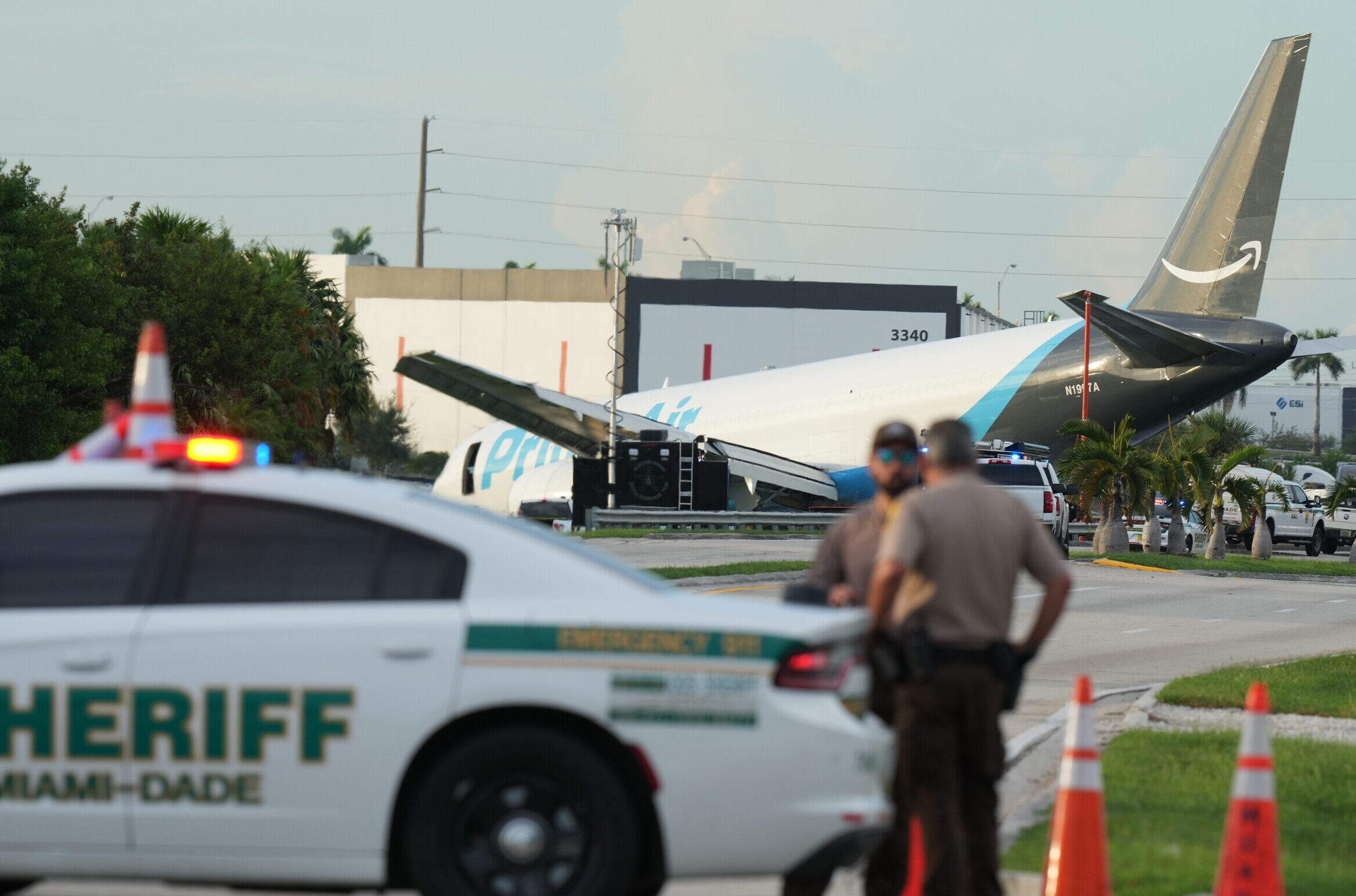 Miami, aereo cargo di Amazon esce di pista e provoca 5 morti: le foto dell’incid