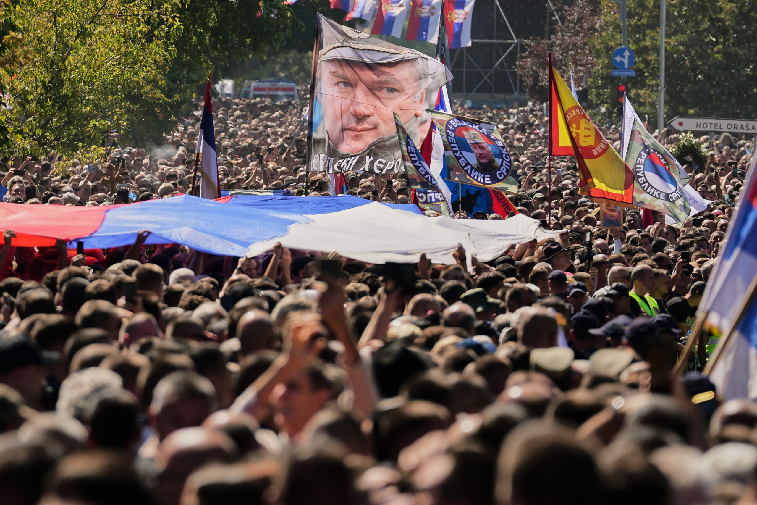 Serbia, folla ai funerali di Mladic: il ‘Boia di Srebrenica’ sepolto da eroe