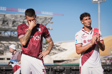 Cristiano Biraghi e Rolando Mandragora del Torino salutano i tifosi al termine della partita di serie A tra Fiorentina e Torino allo Stadio Artemio Franchi di Firenze, Italia - Sabato 5 settembre 2026 - (Foto di massimo Paolone/LaPresse)