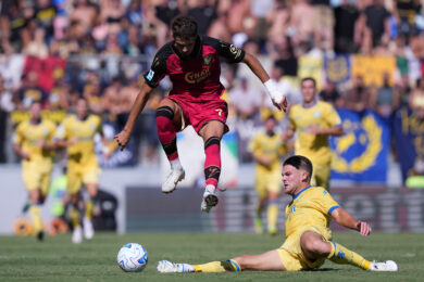Gabriele Calvani del Frosinone e Albion Rrahamani del Venezia durante la partita di Serie A tra Frosinone e Venezia allo stadio Frosinone Benito Stirpe, Italia - Domenica 6 settembre 2026 - Sport Soccer ( Foto di Alfredo Falcone/LaPresse )