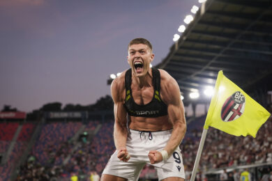 Artem Dovbyk del Bologna esulta dopo aver segnato il gol del 2-2 per la sua squadra durante la partita di Serie A tra Bologna e Sassuolo allo stadio Renato Dall’Ara di Bologna, Italia - Domenica 6 settembre 2026 - (Foto di Massimo Paolone/LaPresse)