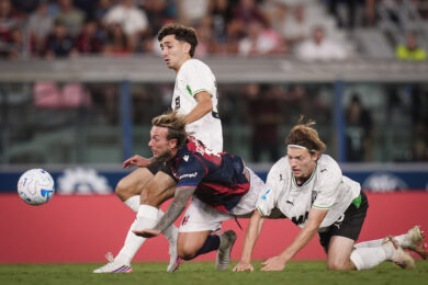 Federico Bernardeschi del Bologna combatte per la palla con Rafael Obrador e Fedde Leysen del Sassuolo durante la partita di Serie A tra Bologna e Sassuolo allo Stadio Renato Dall'Ara di Bologna, Italia - domenica 6 settembre 2026 - (foto di Massimo Paolone/LaPresse)
