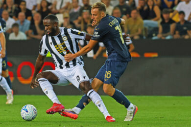 Keinan Davis dell'Udinese combatte per la palla con Davide Frattesi della Lazio durante la partita di Serie A tra Udinese e Lazio allo Stadio Friuli di Udine, Italia - 07 settembre 2026. Sport - Calcio (foto di Andrea Bressanutti/LaPresse)