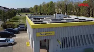 Poste Italiane accelera sulla transizione energetica: 210 nuovi impianti fotovoltaici