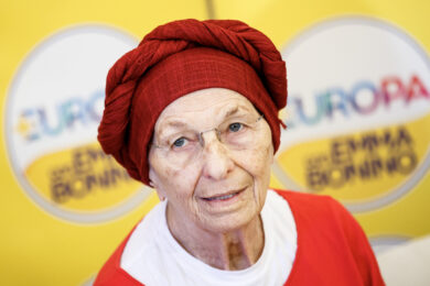 Emma Bonino, il foulard e le parole sul tumore eredità per i malati