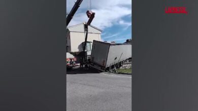 Como, tir polacco si perde a Ossuccio e si incastra in un vialetto