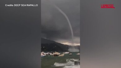 Genova, spettacolare tromba marina al largo del Tigullio