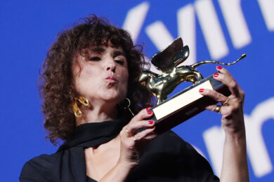Mostra del Cinema di Venezia 2026, Leone d’Oro per il miglior film a “Woman Unknown”. A “Naza” il Premio Speciale della Giuria – La diretta