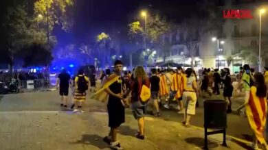 Barcellona, scontri tra separatisti catalani e polizia