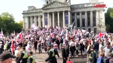 Portsmouth, protesta anti immigrati nella città inglese