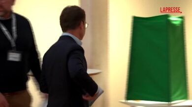 Svezia, il premier Ulf Kristersson al seggio per votare