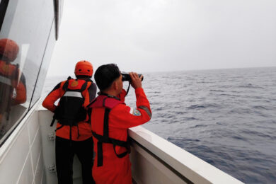 Indonesia, traghetto si ribalta per il maltempo: ci sono vittime e oltre cento dispersi