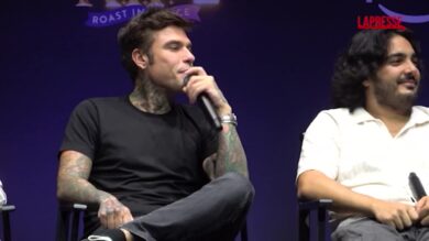 Tv, Giraud incalza Fedez alla presentazione di "Roast in Peace 2": "Hai chiamato mamma o l'avvocato?"