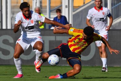 US Lecce Danilo Veiga e l'attaccante dell'AC Monza Gustavo Varela durante la Serie A Enilive partita tra US Lecce e AC Monza (Foto Giovanni Evangelista/LaPresse)