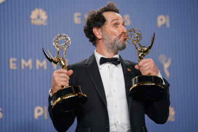 Emmy 2026, tra i vincitori ‘Widow’s Bay’ domina con 14 statuette e Matthew Rhys scrive la storia: le foto