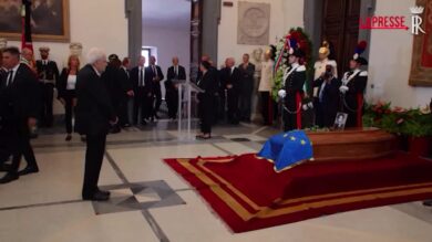Funerali Emma Bonino, il presidente Mattarella saluta Giovanni e Domenica Bonino