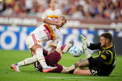 Donyell Malen della Roma segna un gol durante la partita di Serie A tra Torino e Roma (Foto di Marco Alpozzi/Lapresse)