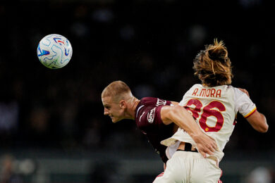 Pietro Comuzzo del Torino e Rodrigo Mora della Roma durante la partita di Serie A tra Torino e Roma (Foto di Marco Alpozzi/Lapresse)