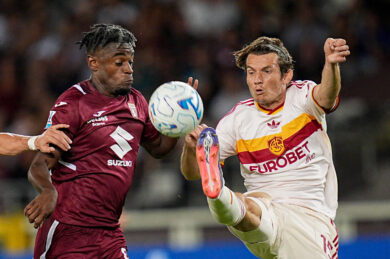 Marten De Roon della Roma e Duvan Zapata del Torino durante la partita di Serie A tra Torino e Roma (Foto di Marco Alpozzi/Lapresse)