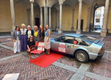 Milano, raduno d’auto d’epoca per promuovere il 1522 contro la violenza sulle donne