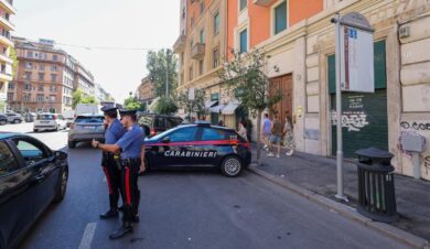 Roma, la donna colpita in strada da un proiettile a Prati: “In quella via succede da giorni”