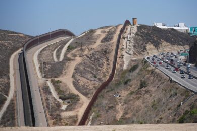 Migranti, tra Usa e Messico una barriera lunga oltre 1000 km: le foto