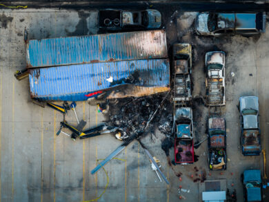 Vedute aeree dell’elicottero della NBC precipitato a Chatsworth, un quartiere di Los Angeles (Foto AP/Ethan Swope)