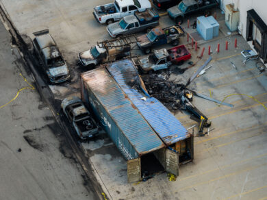 Vedute aeree dell’elicottero della NBC precipitato a Chatsworth, un quartiere di Los Angeles (Foto AP/Ethan Swope)
