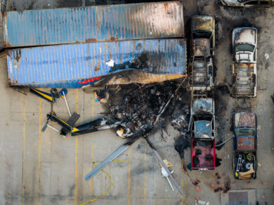 Vedute aeree dell’elicottero della NBC precipitato a Chatsworth, un quartiere di Los Angeles (Foto AP/Ethan Swope)