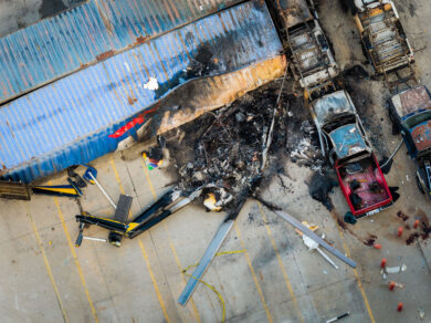 Vedute aeree dell’elicottero della NBC precipitato a Chatsworth, un quartiere di Los Angeles (Foto AP/Ethan Swope)