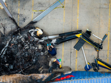 Vedute aeree dell’elicottero della NBC precipitato a Chatsworth, un quartiere di Los Angeles (Foto AP/Ethan Swope)