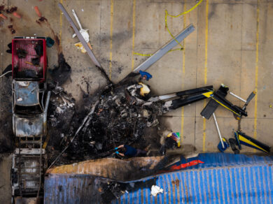 Vedute aeree dell’elicottero della NBC precipitato a Chatsworth, un quartiere di Los Angeles (Foto AP/Ethan Swope)