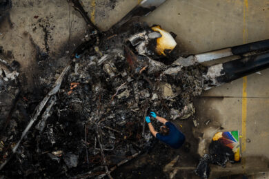 Vedute aeree dell’elicottero della NBC precipitato a Chatsworth, un quartiere di Los Angeles (Foto AP/Ethan Swope)
