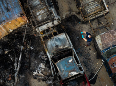 Vedute aeree dell’elicottero della NBC precipitato a Chatsworth, un quartiere di Los Angeles (Foto AP/Ethan Swope)