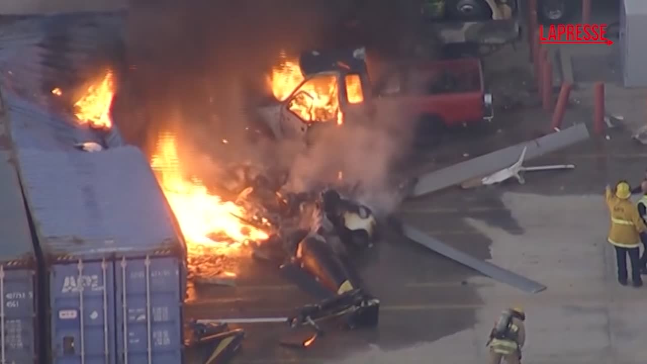 los angeles elicottero emittente tv si schianta in un parcheggio il veicolo in fiamme da Lapresse.it los angeles elicottero emittente tv si schianta in un parcheggio il veicolo in fiamme