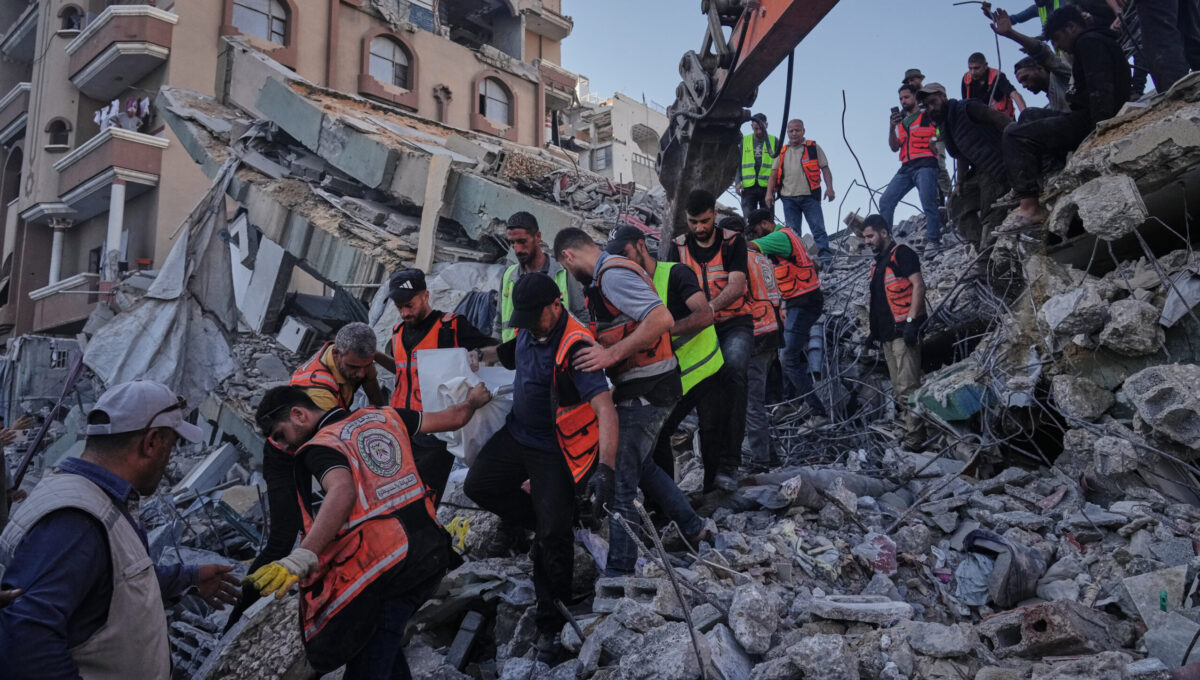 gaza crolla un edificio almeno 11 morti e un centinaio di persone sotto le macerie da Lapresse.it gaza crolla un edificio almeno 11 morti e un centinaio di persone sotto le macerie