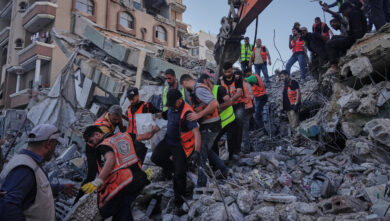 Gaza, crolla un edificio: almeno 20 morti e un centinaio di persone sotto le macerie