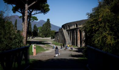 Pompei, abusa di un 17enne durante una visita agli scavi: arrestato un custode